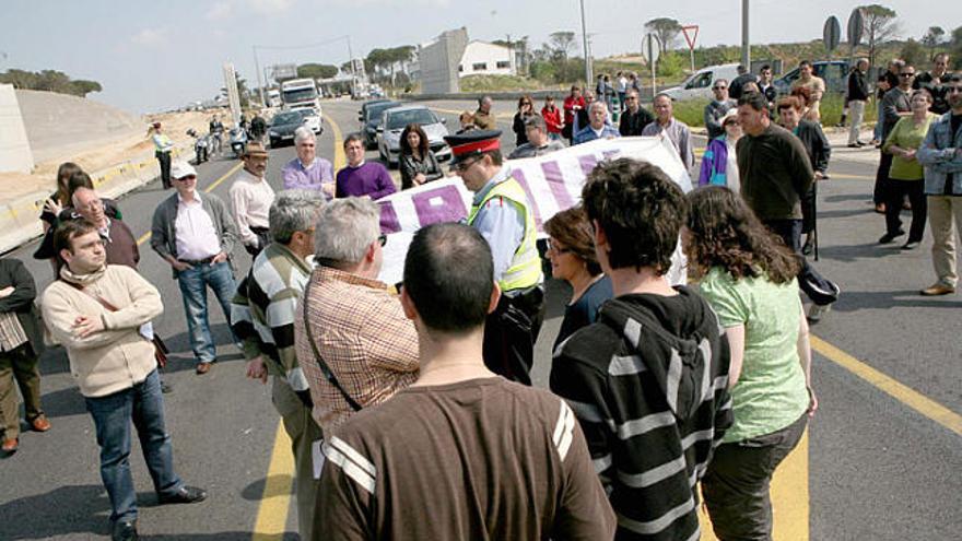 Manifestants, policia i conductors afectats per la protesta dialogant durant el tall de circulació a la N-II.