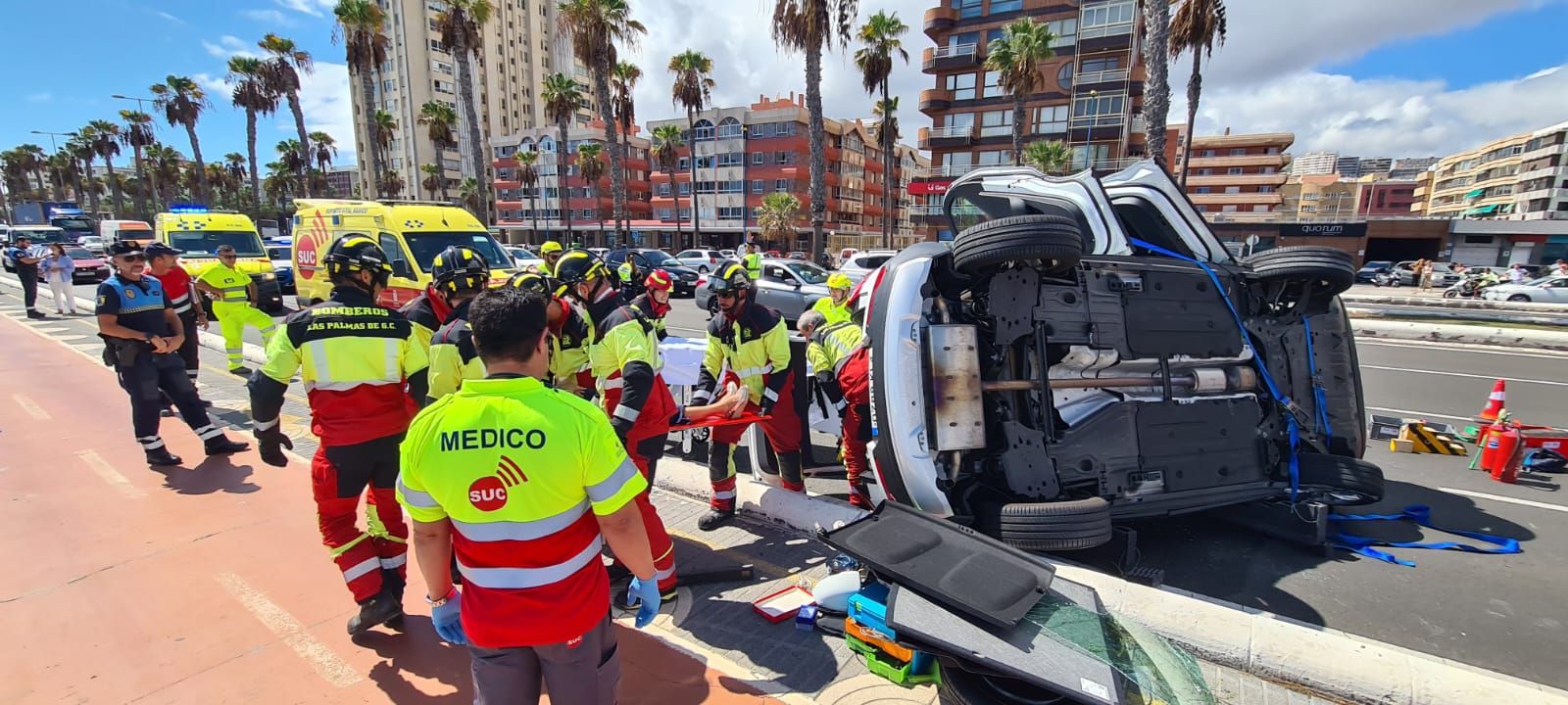 Vuelco de un coche en la Avenida Marítima (20/09/23)