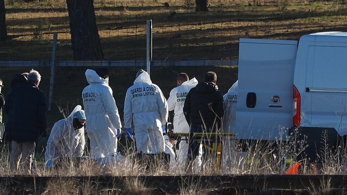 Efectivos de la Guardia Civil levantan el cadáver de Esther López en Traspinedo.