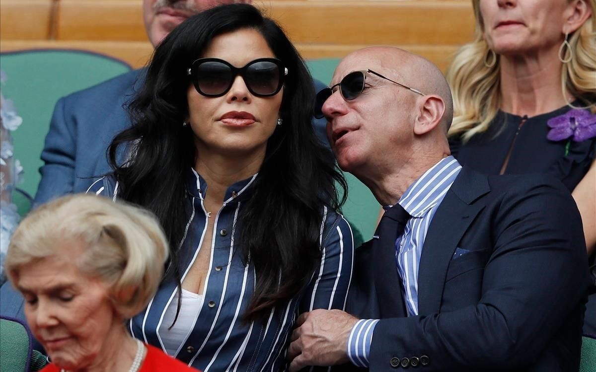 lmmarco49066676 amazon founder and ceo jeff bezos r and his partner us new190812202700 lmmarco49066676 amazon founder and ceo jeff bezos r and his partner us new190812202700