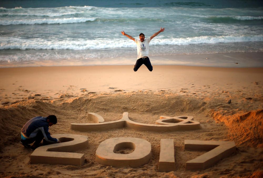 El artista palestino Yazed Abu Jarad da la bienvenida al 2017 en la Franja de Gaza.