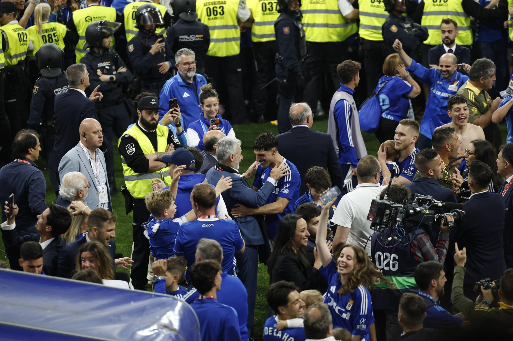 EN IMÁGENES: Así se vivió en el Carlos Tartiere la noche del ascenso del Oviedo a Primera División 24 años después