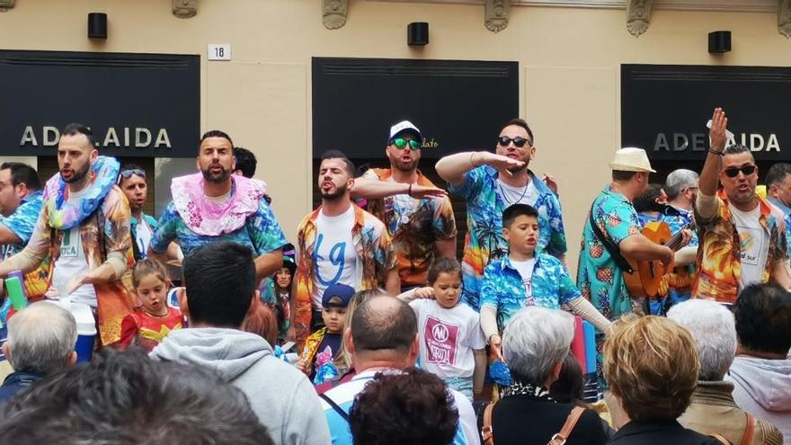 La murga de pariente, actuando en la calle Granada el pasado carnaval.