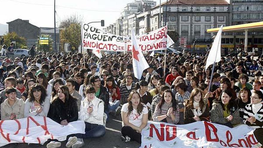 Cientos de alumnos recorrieron ayer el centro de Vigo para mostrar su rechazo a la Declaración de Bolonia.