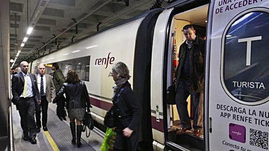 Passatgers baixen del TAV a l&#039;estació de Girona.