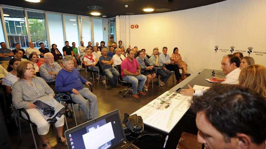 Un instante de la reunión entre el Concello de Lalín y propietarios y comerciantes del centro celebrada el pasado jueves. // Bernabé/Javier Lalín