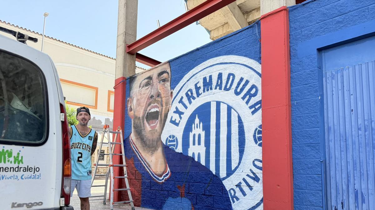 Nuevo mural en proceso con la imagen de Gio Zarfino en los exteriores del Francisco de la Hera