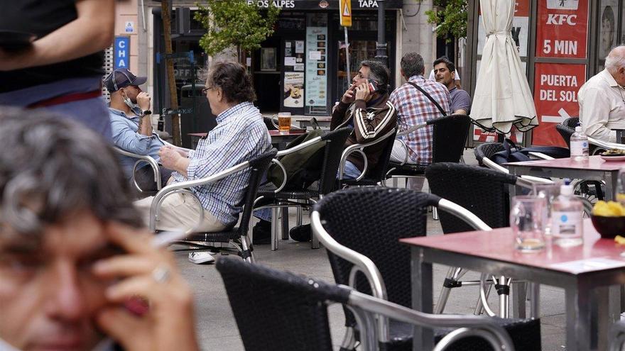 Galicia prohibirá fumar en la calle o en terrazas si no hay distancia de seguridad