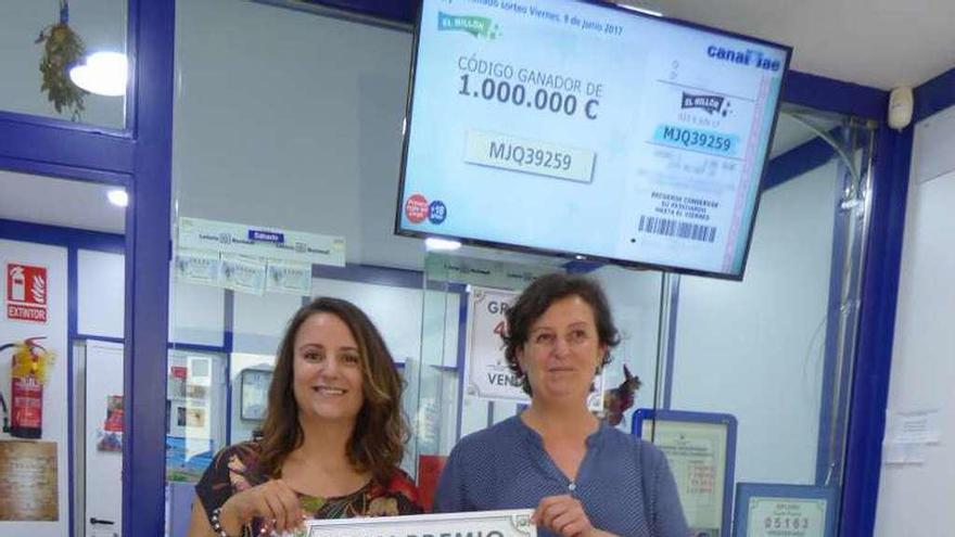 María y Cecilia Díaz, ayer, con el cartel del premio.