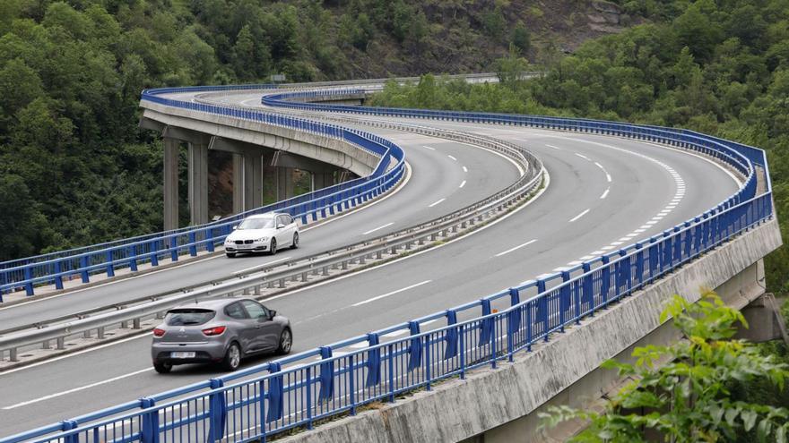 Coches circulando por la autopista del Huerna. | Juan Plaza