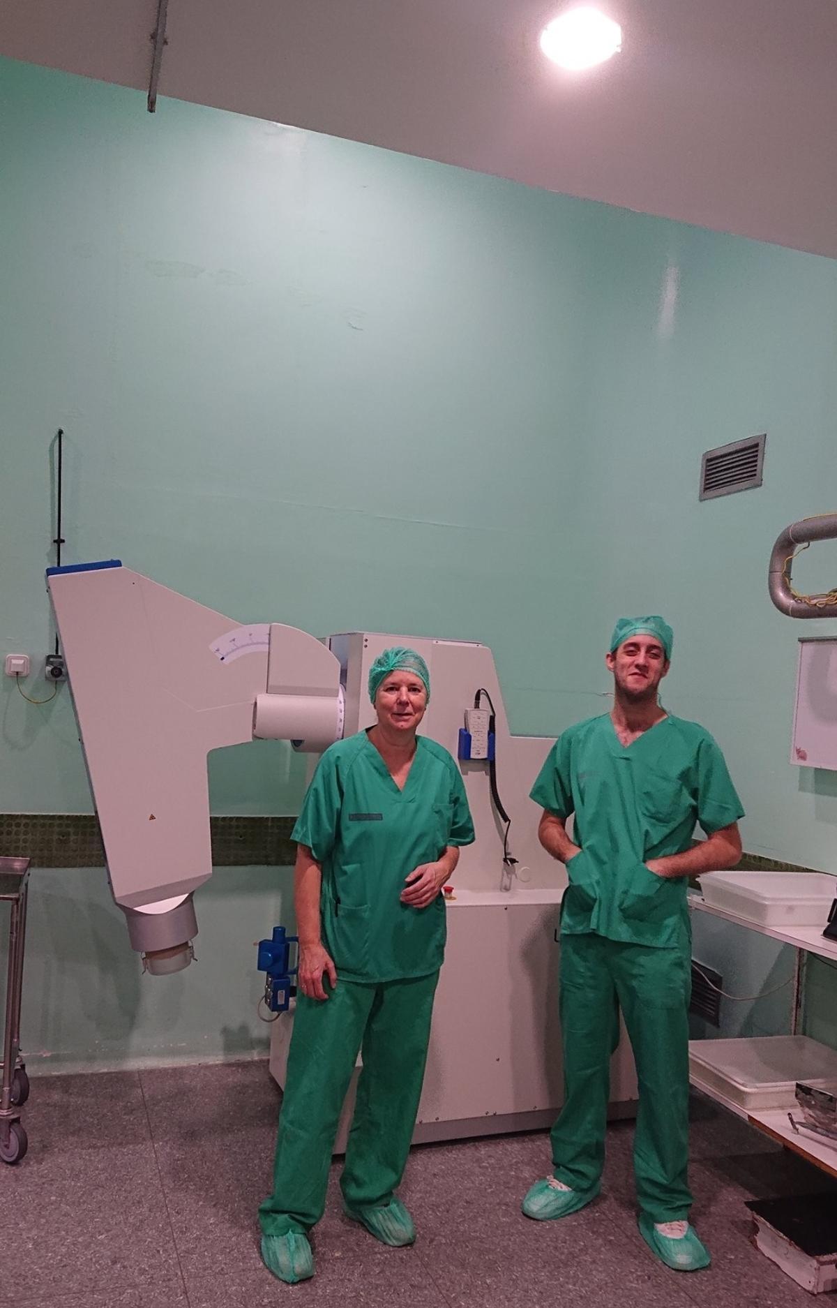 Radiofísicos con el nuevo acelerador robotizado en un quirógano del Hospital General de Elche