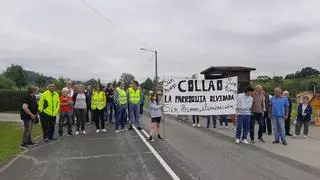 Los vecinos de Collao cortan la carretera en protesta por la ausencia de arcenes y aceras: "Ponen en riesgo nuestras vidas"