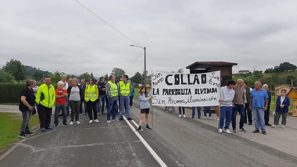 Los vecinos de Collao, en Siero, cortan la carretera en protesta por la ausencia de arcenes y aceras: "Ponen en riesgo nuestras vidas"