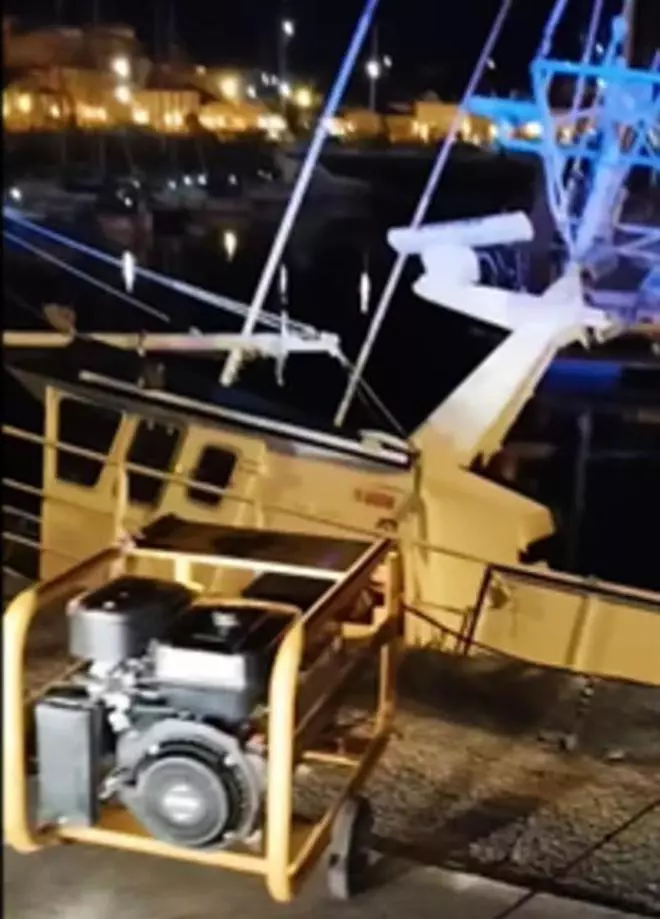 Reflotan un pesquero que comenzó a hundirse cuando estaba amarrado en el puerto de Muros