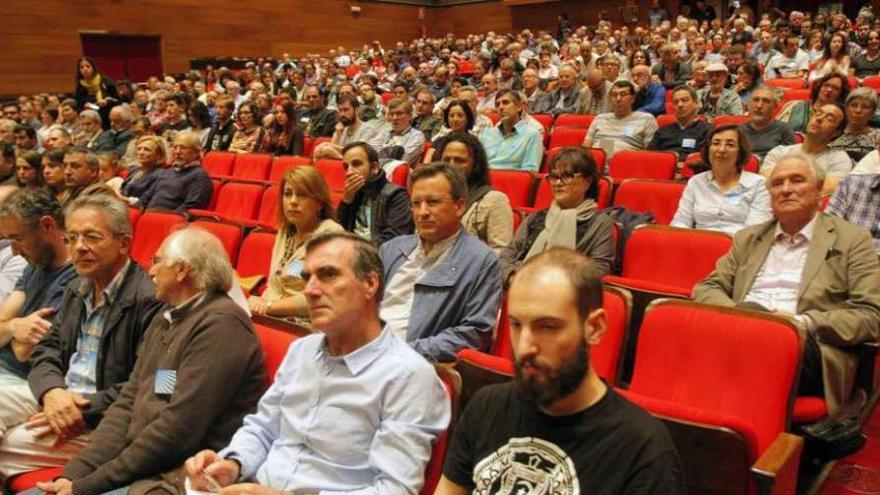 Vence, el primero por la derecha en la segunda fila, ayer en la reunión de Santiago.