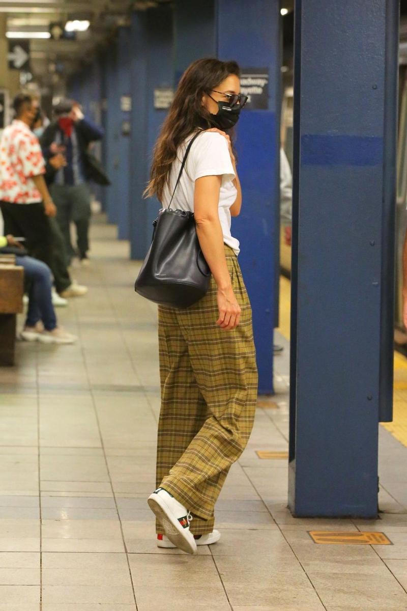 Katie Holmes con camiseta blanca y pantalón ancho de cuadros