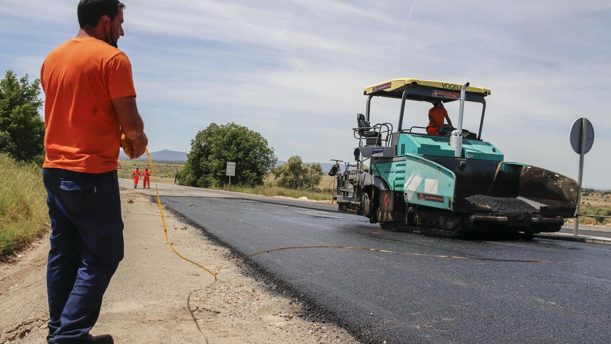 Obras de ampliación, en una foto de archivo, del trazado de la glorieta desde donde partirá la autovía.