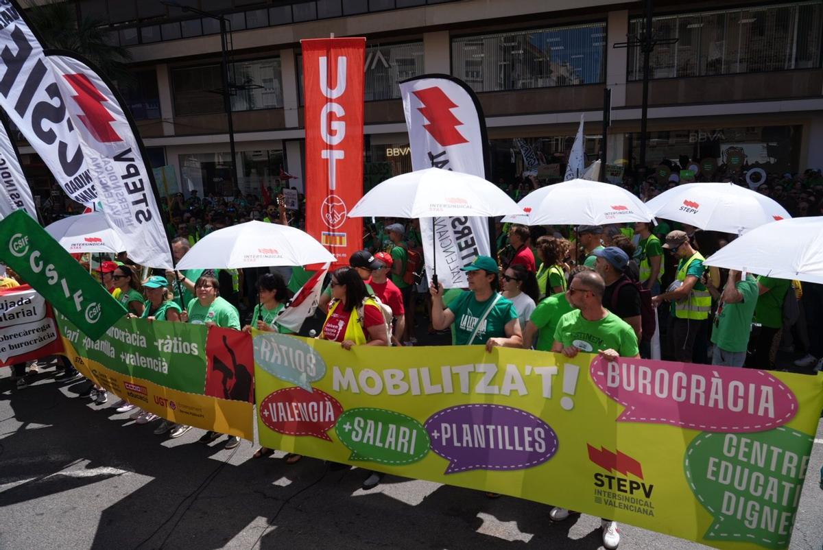 Manifestación de profesores ante la delegación de Hacienda de la Generalitat en el décimo día de huelga.
