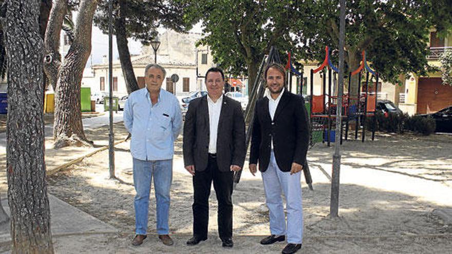 Los ediles Andrés Gili, Rafel Torres y Felip Jerez, ayer en la plaza del Blanquer.