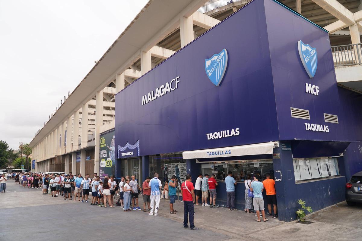 Cientos de abonados han acudido a La Rosaleda para comprar las entradas de la final del play off.