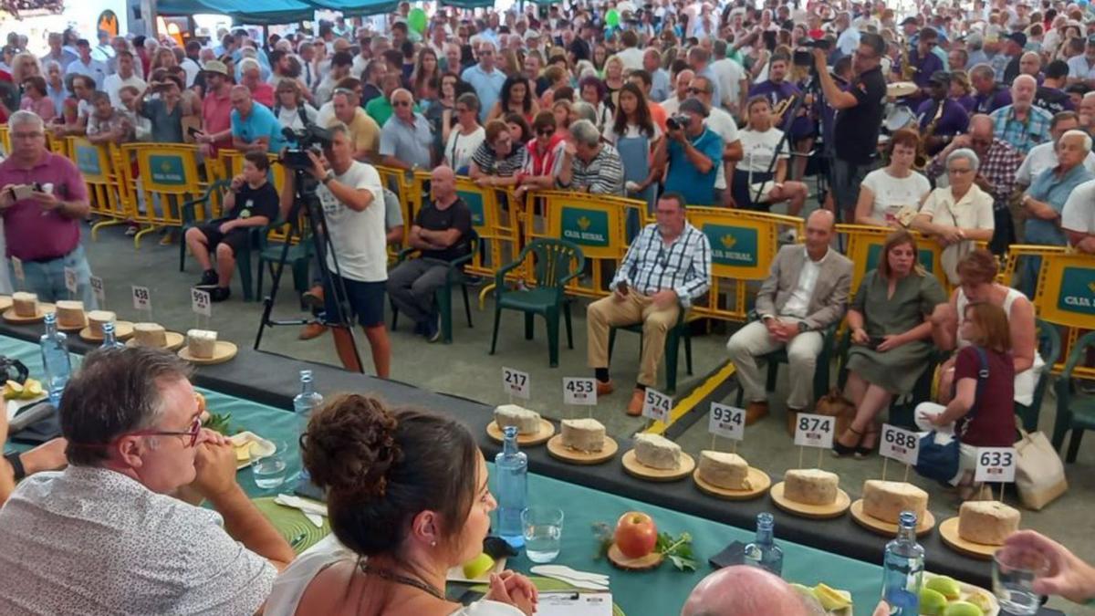 Cabrales celebra el medio siglo de su certamen con un queso &quot;solidario&quot; que alcanzó los 17.000 euros 