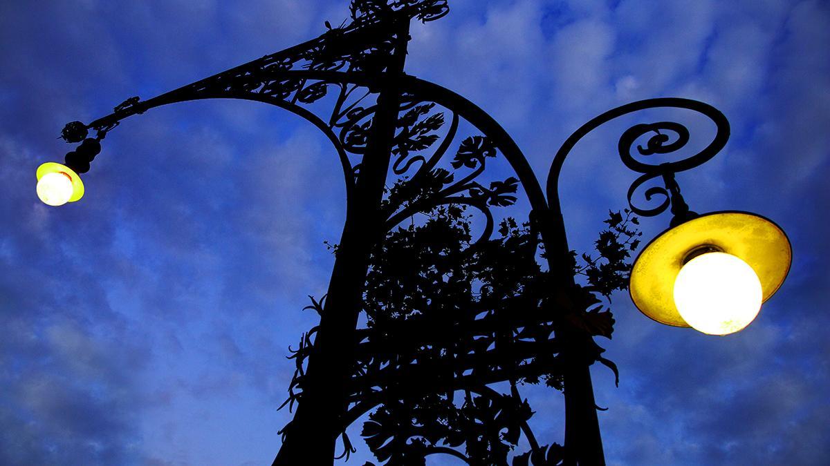 Las farolas modernistas de Barcelona evocan la atmósfera urbana de muchas novelas ambientadas en la ciudad.