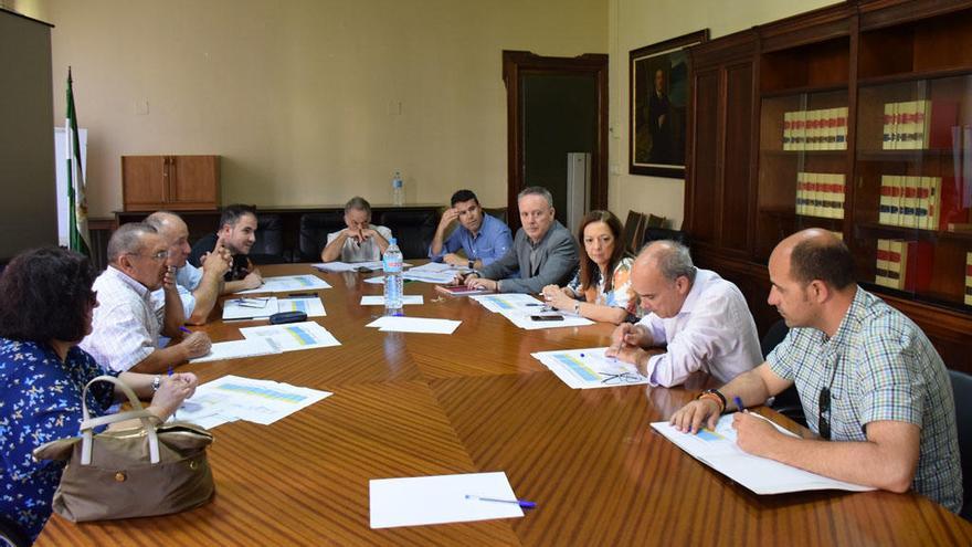 Un instante de la reunión celebrada ayer con los regantes.