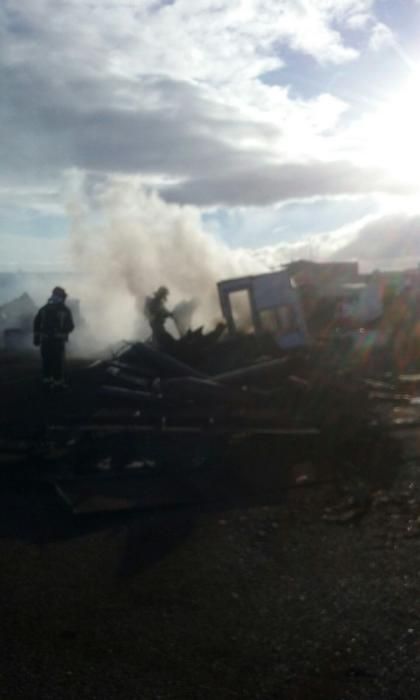 Arde un barco en un desguace en Puerto Naos (Lanzarote)