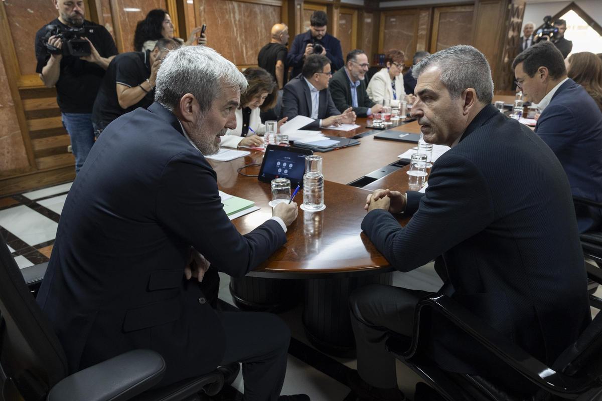 El presidente Fernando Clavijo (i) conversa con su 'número dos', Manuel Domínguez, antes del Consejo de Gobierno.