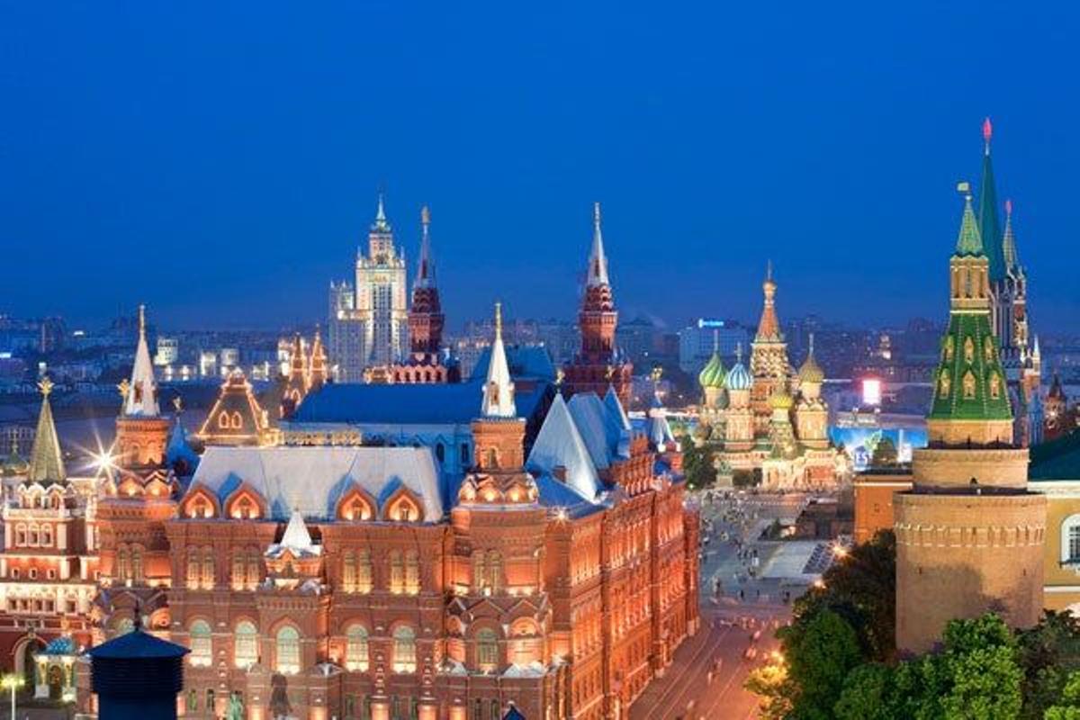Protagonistas de numeroso hitos históricos, la Plaza Roja de Moscú está rodeada por la Catedral de San Basilio, el Kremlin y el mausoleo de Lenin entre otros edificios importantes.