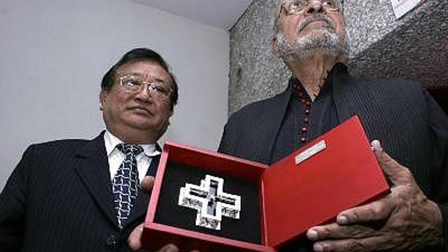 El embajador de la India en México Rinzing Wangdi, acompaña al director Indú Shyam Benegal quien muestra su reconocimiento de la Cruz de Plata en Guajanuato (México), donde se lleva a cabo la edición XI del Festival de Cine Expresión en Corto.