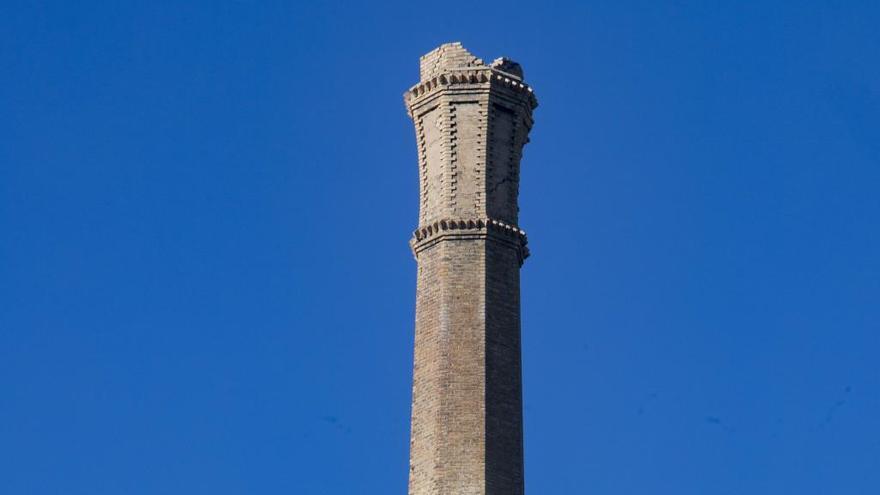 La chimenea más alta de la Comunitat Valenciana aumenta su deterioro