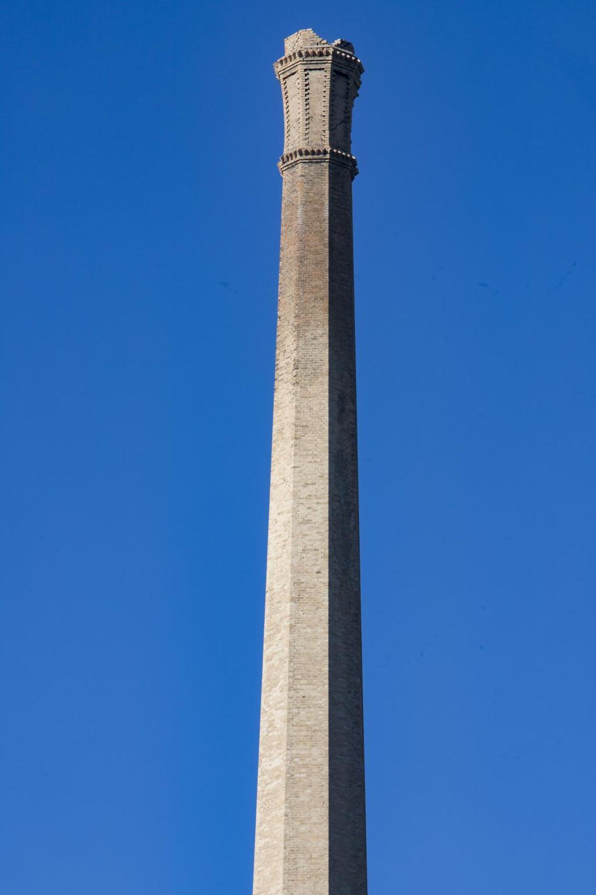 La chimenea más alta de la Comunitat Valenciana aumenta su deterioro