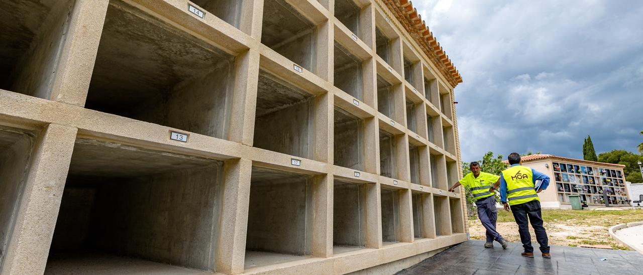 Construcción de nuevos nichos para mantener la capacidad de enterramiento mientras finalizan las obras de ampliación del camposanto.