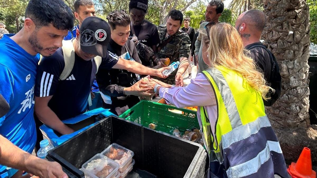 La Fundación entrega comida empaquetada a migrantes en el Jardín del Turia
