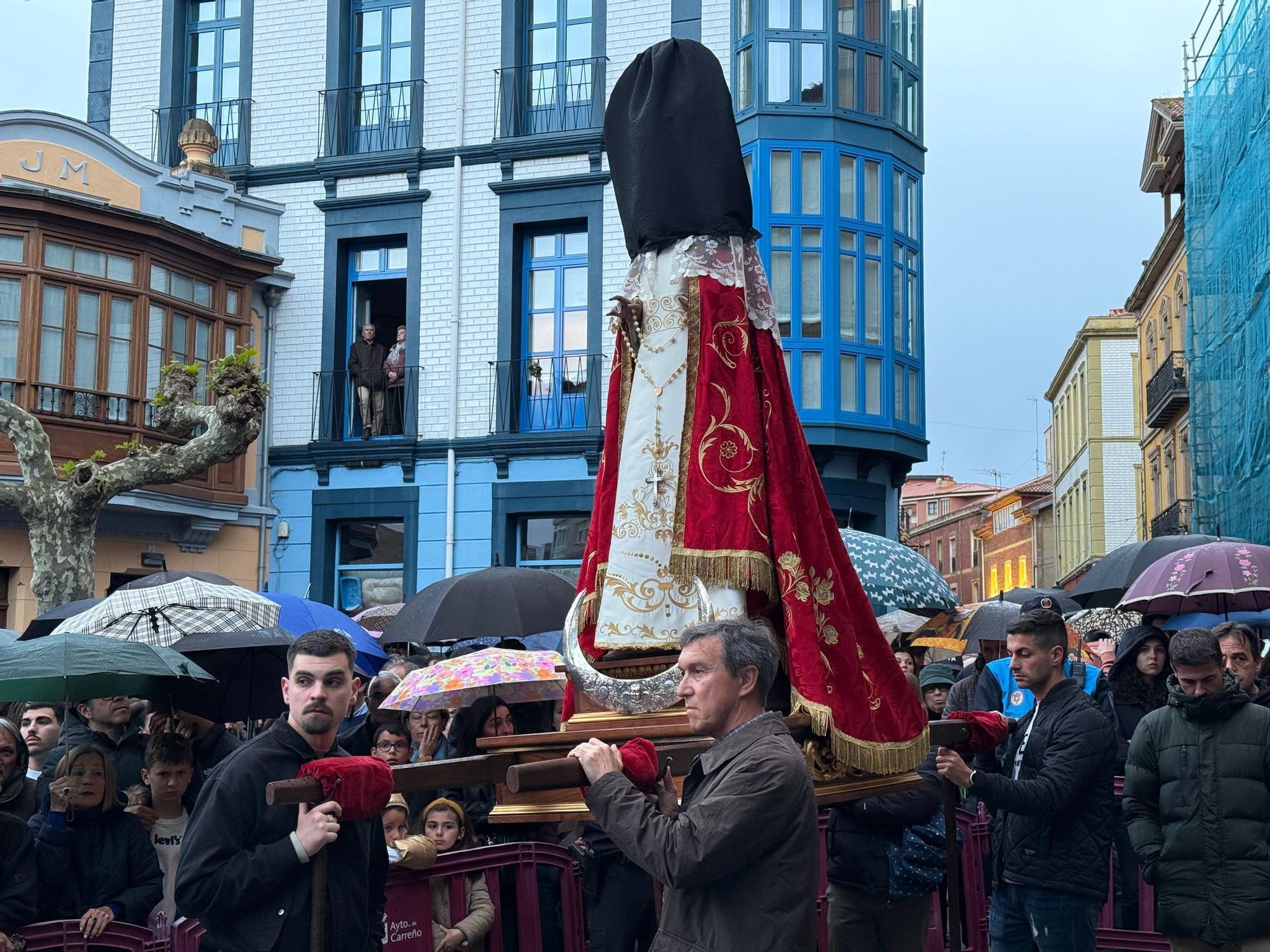 La procesión de Sábado Santo en Candás, en imágenes