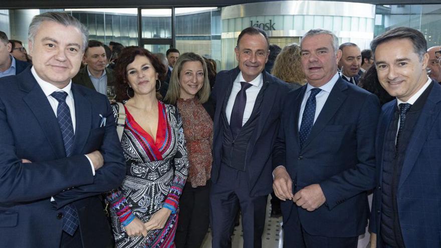 Jaime Casas, de Caixabank, y Fernando Canós, de Banco Sabadell, con varios compañeros de los respectivos bancos en el cóctel servido tras el acto de la Euipo. | REPORTAJE FOTOGRÁFICO DE ALEX DOMÍNGUEZ