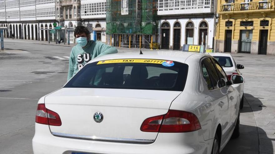 Un taxi en la parada de la Marina.