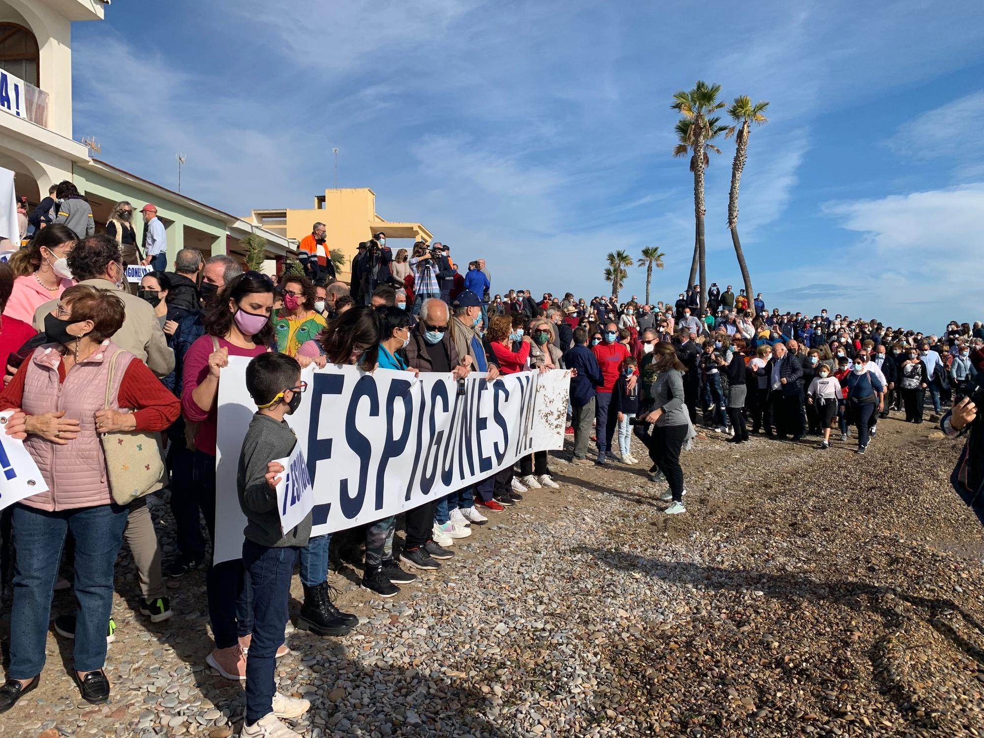 Movilización en la playa de Nules para exigir los espigones