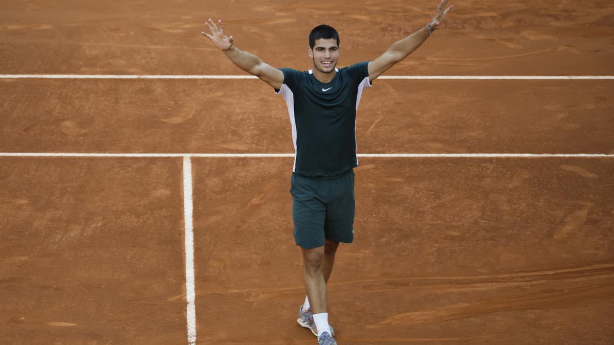 Alcaraz alza los brazos tras su victoria en el Mutua Madrid Open