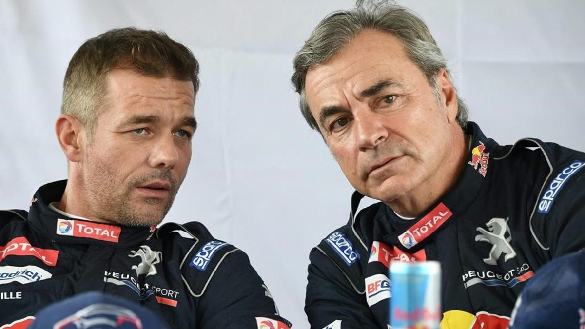 El francés Sebastien Loeb y el español Carlos Sainz, compañeros en Peugeot, conversan durante la conferencia de prensa de ayer en Lima (Perú).