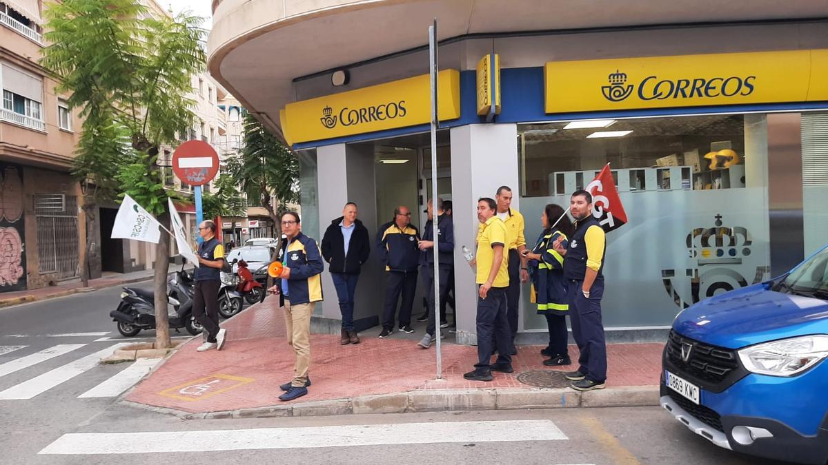 Movilizaciones del CSIF a la hora del almuerzo en la sede de Correos de la calle Orihuela de Torrevieja