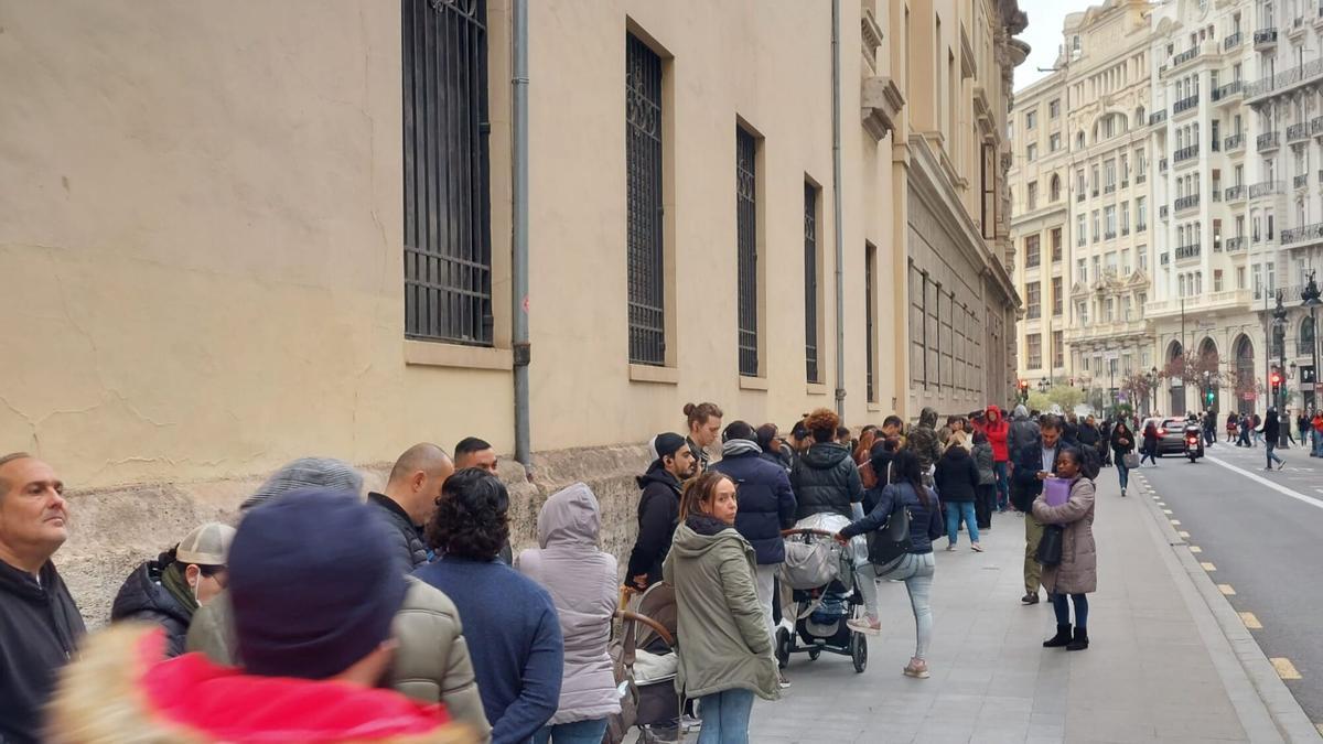 Imagen de archivo de personas esperando en la oficina del padrón del Ayuntamiento de València.