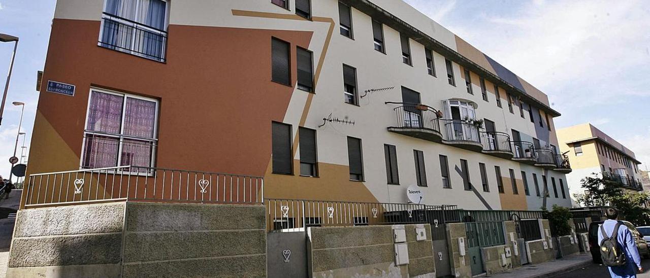 Un hombre pasa ante un edificio de viviendas de Santa Cruz de Tenerife.