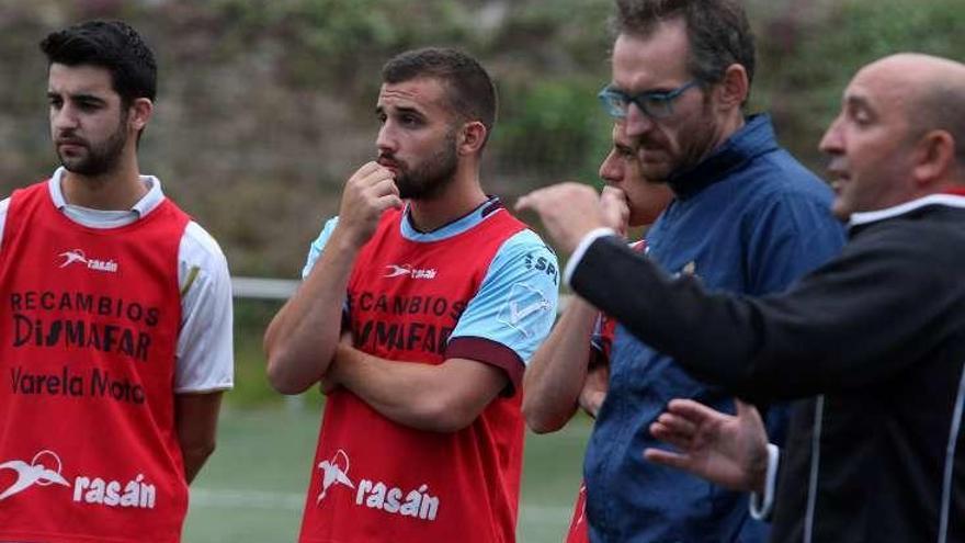 Gelucho habla con sus jugadores en pretemporada. // Bernabé