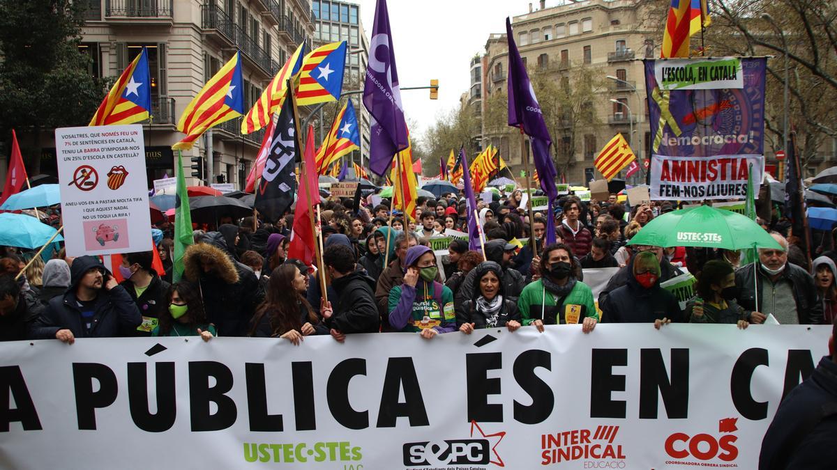 Capçalera de la manifestació a Barcelona en defensa del català a l&#039;escola