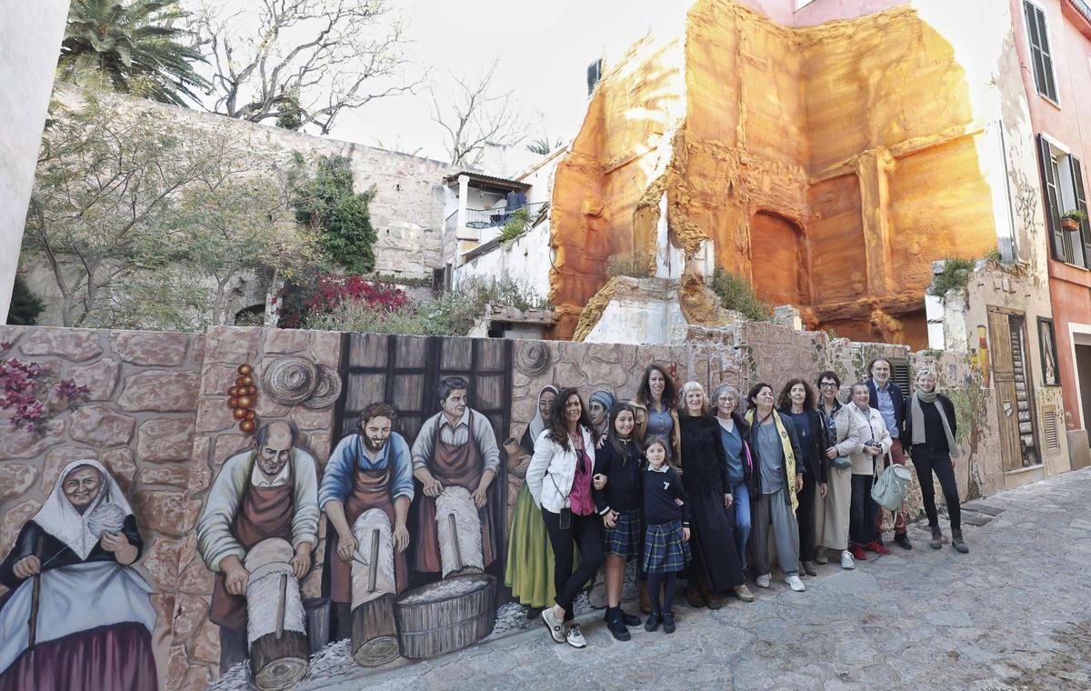 Vecinos posan con Sintes junto al mural.