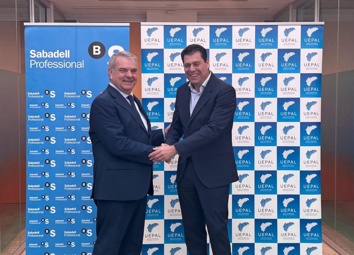 Fernando Canós y César Quintanilla en la firma del acuerdo.