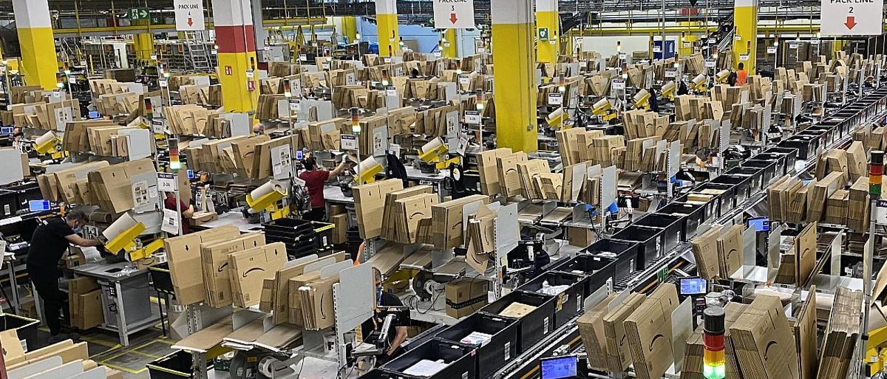 Zona de empaquetado de la planta logística de Amazon en El Prat.