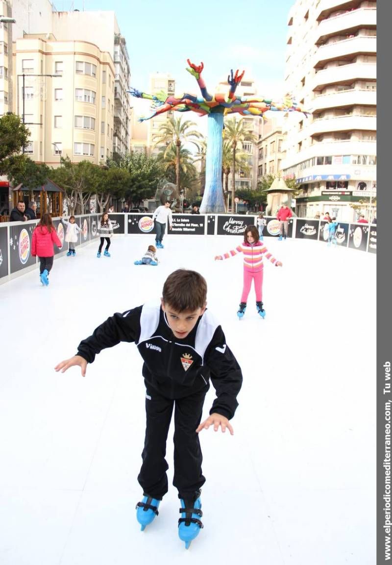 GALERÍA DE FOTOS -- Diversión sin límite en la pista de hielo ecológica